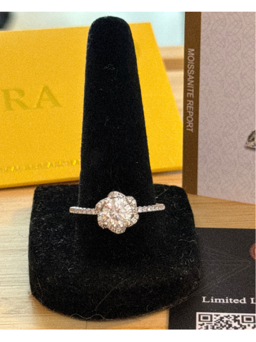 Women's 1 CT Moissanite Flower Ring Size 9 - Picture 2 of 4